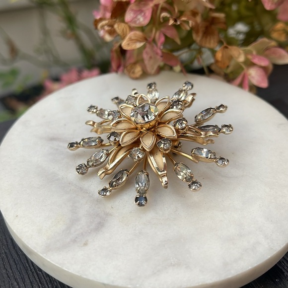 Vintage Flower Broach - Picture 5 of 11